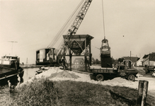 847902 Afbeelding van het lossen van hoogovenslakkenzand bij de Nessersluis te Waverveen, voor de fundering van de ...